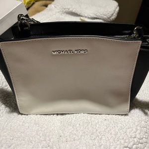 MK Med size White & Black Cross Body Purse - great condition